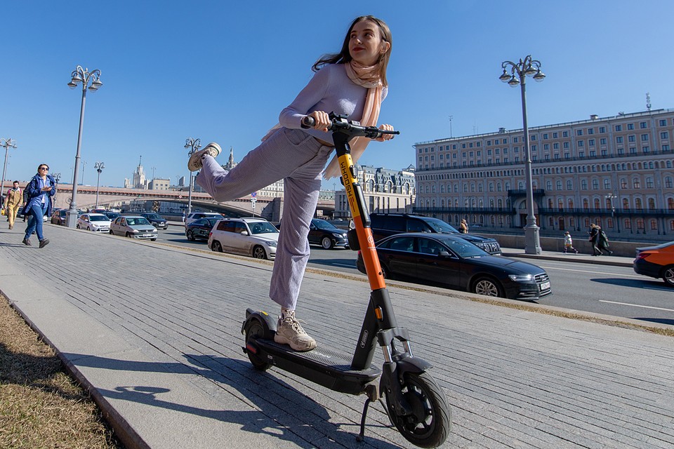 Планируется, что за водителями всех электросамокатов, которые ездят на проезжей части, должны следить сотрудники ГИБДД