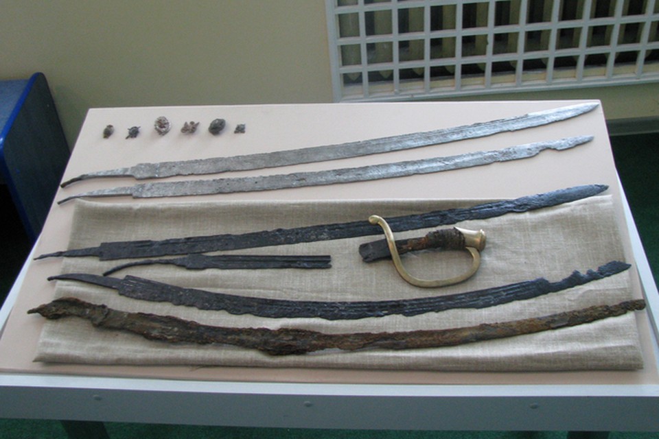 Шашки, сабли, шпагу и значки спрятал неизвестный коллекционер