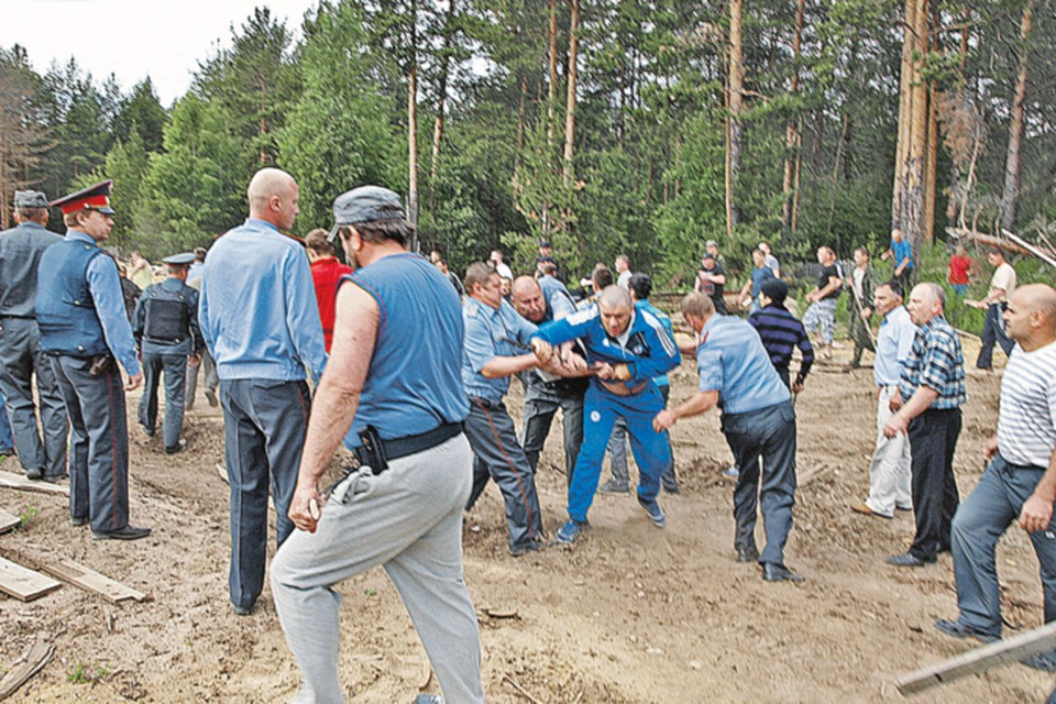 Драться перестали только когда полиция начала стрелять в воздух. Да и то пришлось еще какое-то время останавливать пыл некоторых местных жителей...