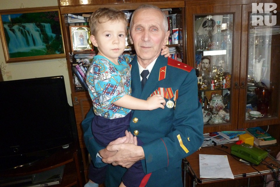 "У меня подрастают внуки. Как я буду смотреть им в глаза, если не добьюсь справедливости?" - разводит руками ветеран. На фото Владимир Иванович с младшим внуком Вовой, которого назвали в честь дедушки-ветерана