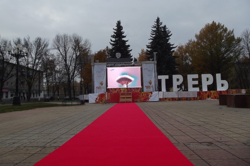 Площадь конституции тверь. Площадь конституции тверь магазины. тверь пл конституции. площадь конституции ссср тверь.