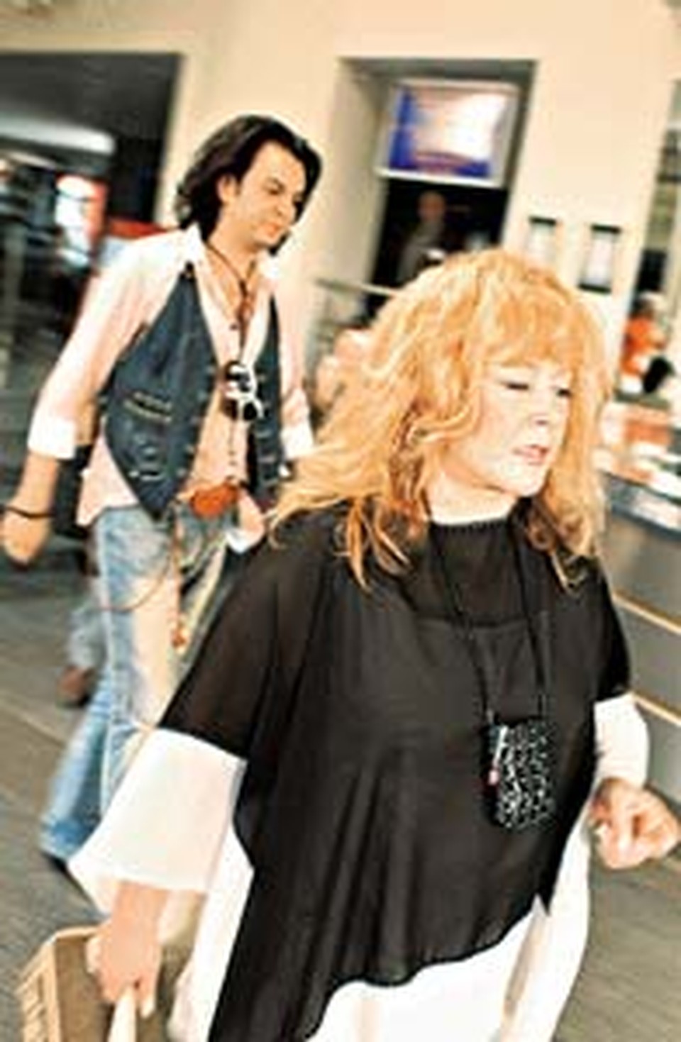 Ночью Филипп кутил с друзьями, а утром пошел провожать бывшую жену домой.