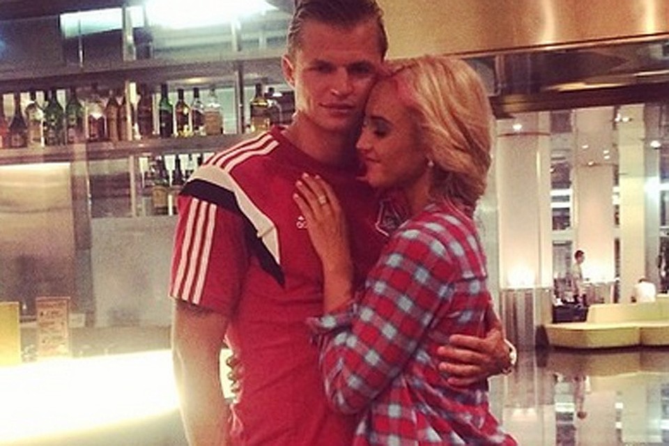 антон владимирович шунин и катя григорьева. замужем за футболистом. жерар пике. виктория лопырева и федор смолов. алёна дворецкова жена футболиста.