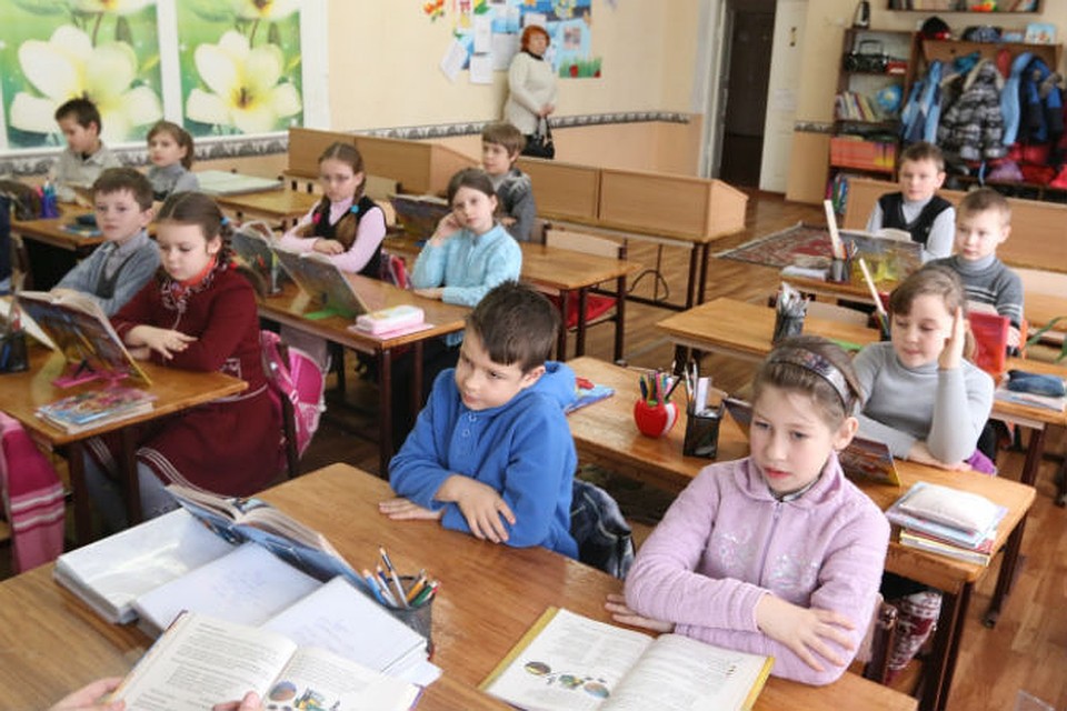 школа карантин дети в масках. что произошло в школе номер 3 города щёлково. девятиклассники. что будет происходить в школах. что будет происходить в школах.