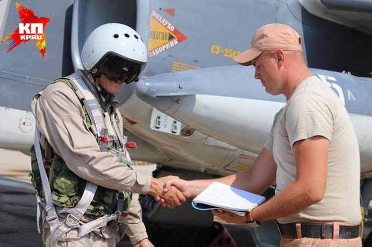 Российский пилот только что вернулся с задания. Здоровается с техником