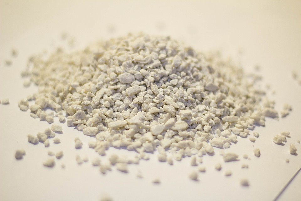 Бишофит противогололедный реагент. Гранулы реагента фото. Соль для посыпки дорожек. Айсмелт пауэр. Гранулы реагент.