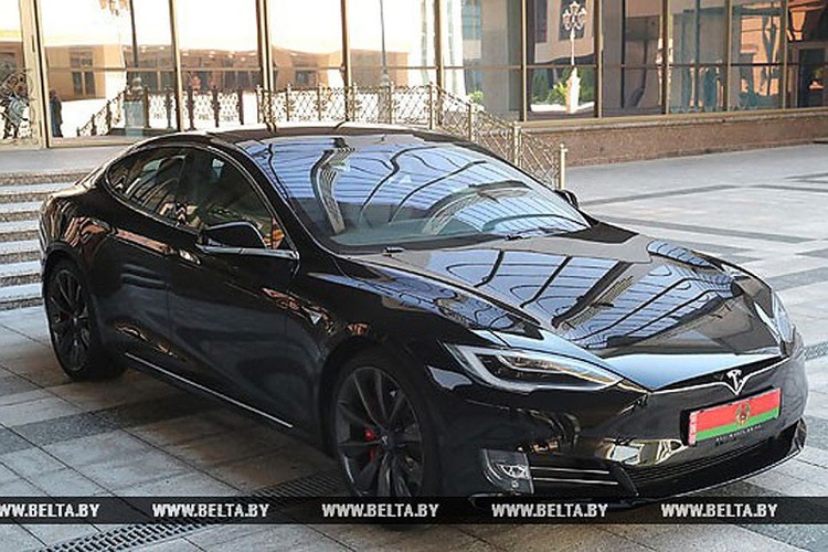 Александр Лукашенко в свой день рождения протестировал электромобиль Tesla за 250 тысяч долларов. Фото: БелТА.