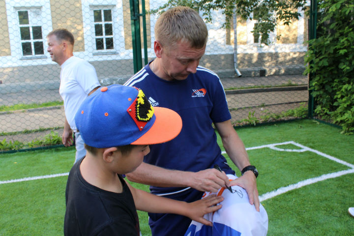 Максим Блем дает автограф юному болельщику
