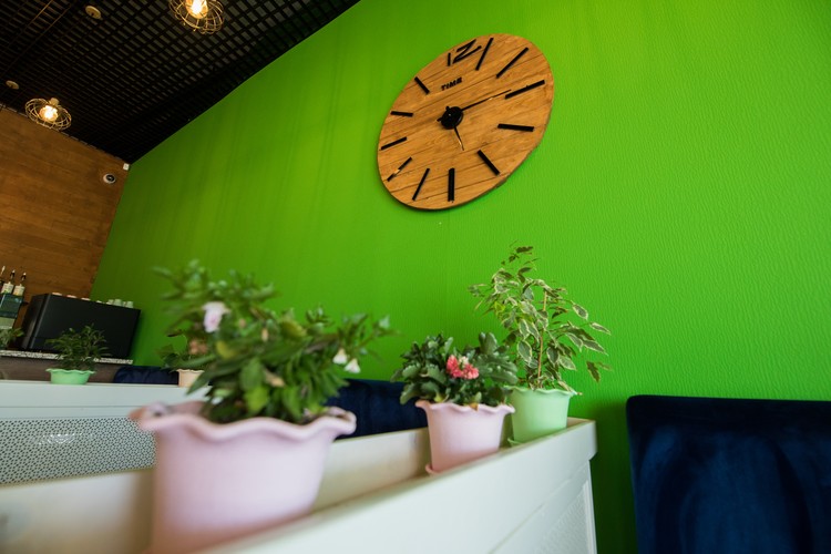 Часы — ручная работа.