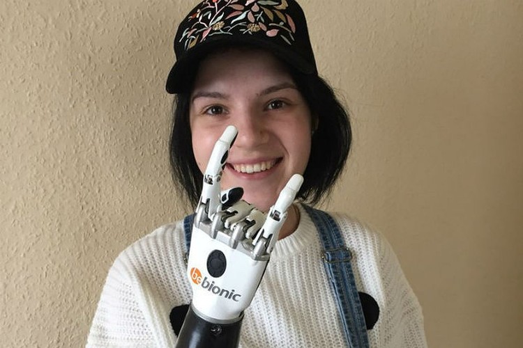 Рита продолжает улыбаться не смотртя ни на что.