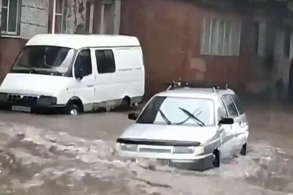 Автомобили утонули на трассе. Фото: соцсети.
