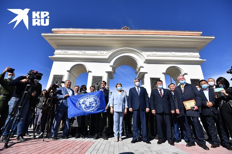 Церемония открытия прошла под звуки торжественной музыки.