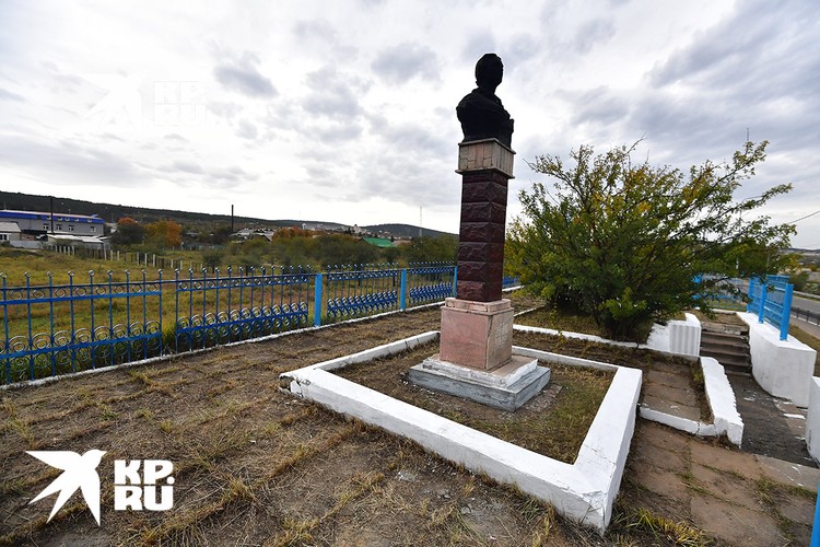 Памятник А. В. Потаниной в г. Кяхта.