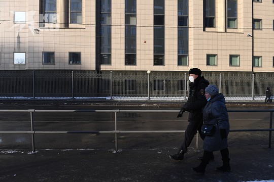 Местным жителям указывали, как лучше обойти полицейское оцепление.