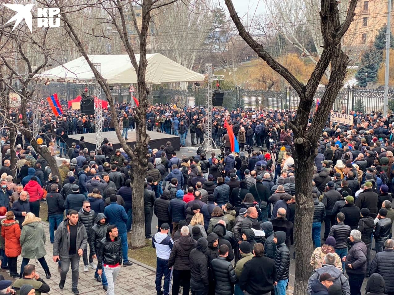 И сцена и звук на митинге противников Пашиняна были поскромнее.