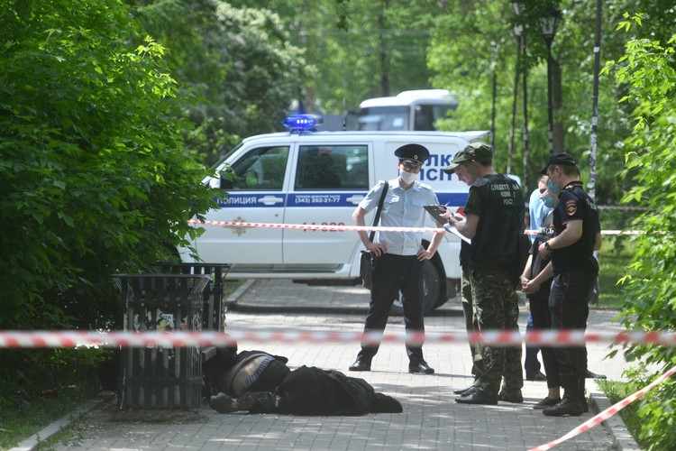 Содействие сотрудникам полиции в задержании нападавшего оказал наряд из трех военнослужащих Центрального военного округа из подразделения военной бригады радиоэлектронной борьбы, которые патрулировали вверенную территори