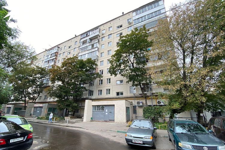Несмотря на славу «мигрантского» района, дом 16 по улице Совхозная в Люблине, кажется не из нашего суматошного времени