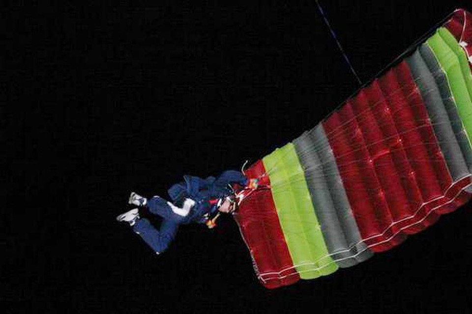 Рекорд по прыжкам с парашютом. Групповая акробатика. Самый низкий прыжок с парашютом. Рекорд по прыжкам с парашютом. Рекорд прыжка с парашютом.