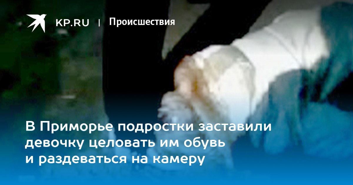 Пожилом, не знала что камера включена и разделась