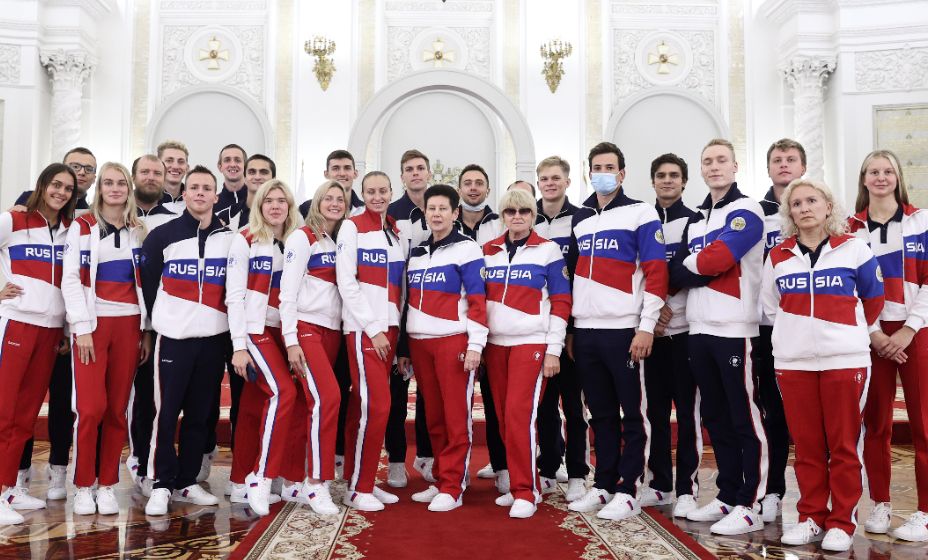 Сборная России по плаванию фотографируется после встречи с президентом РФ Владимиром Путиным в преддверии XXXII летних Олимпийских игр. Фото: ТАСС