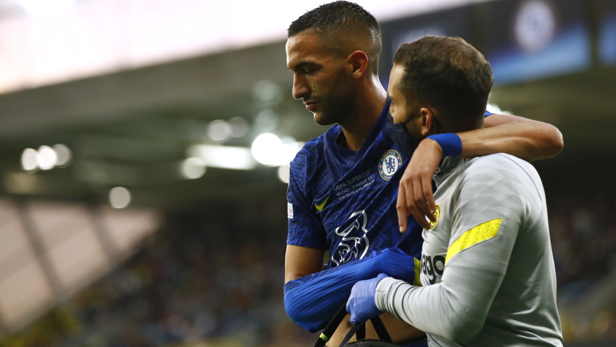 Хаким Зиеш покидает поле после травмы. Фото: REUTERS