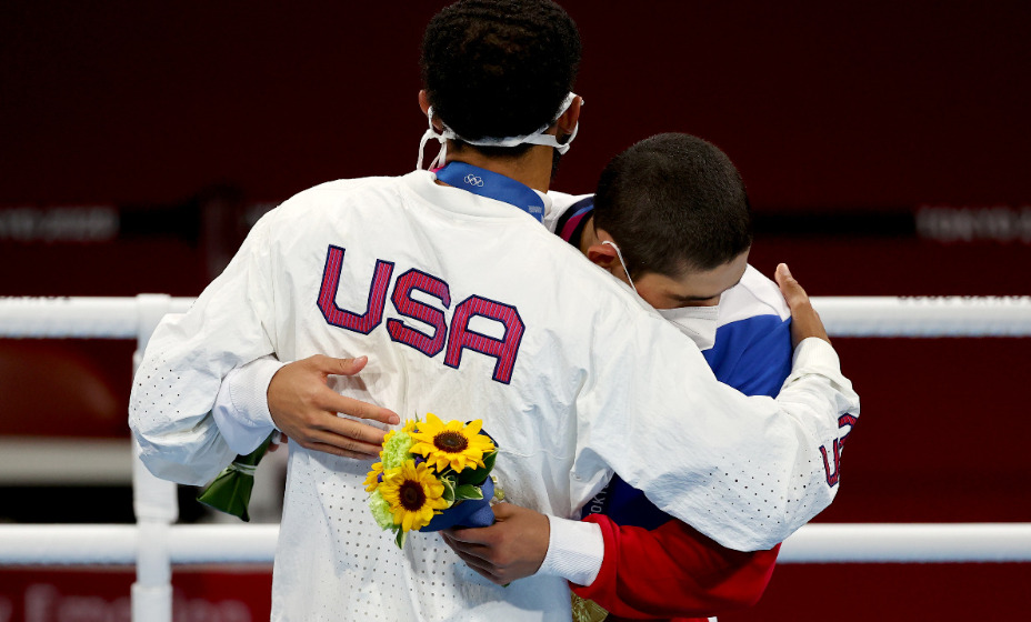 Российский боксер Альберт Батыргазиев после завоевания золотой 
медали Олимпийских игр обнял американца Дюка Рэгана. Фото: Reuters