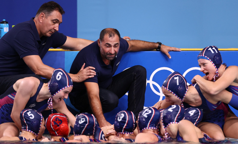 Главный тренер сборной России по водному поло Александр Гайдуков настраивает команду на победу в финале против венгерок. Фото: Reuters