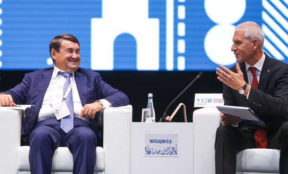 Игорь Левитин и Олег Матыцин обсуждают развитие спорта в России. Фото: ТАСС