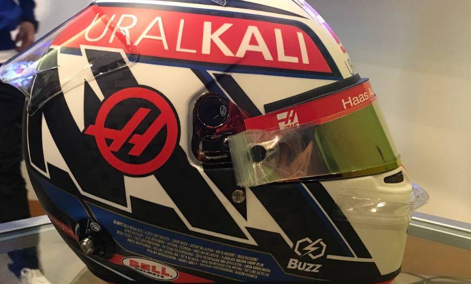 На Гран-при Сочи у Никиты Мазепина был очень необычный шлем - с именами победителей Олимпиады и Паралимпиады. Фото: КП Спорт