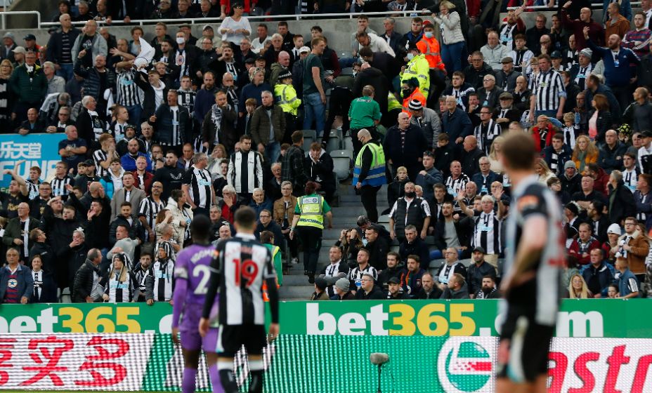 Один из матчей чемпионата Англии был приостановлен из-за проблем с сердцем у болельщика. Фото: Reuters