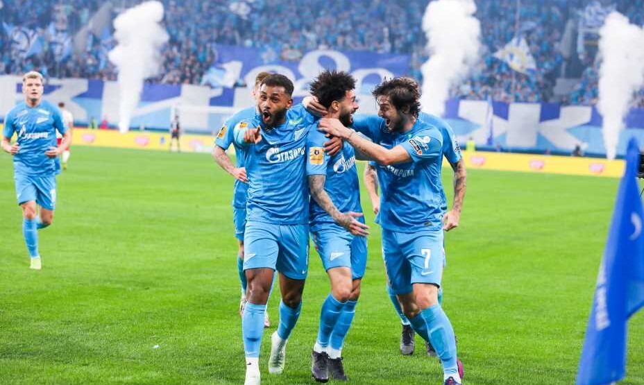 Зенит празднует гол