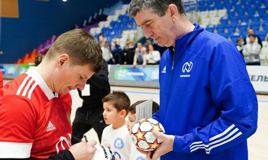 Андрей Аршавин раздает автографы