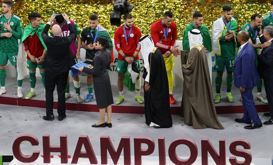 Президент ФИФА Джанни Инфантино награждает игроков сборной Алжира. Фото: Reuters