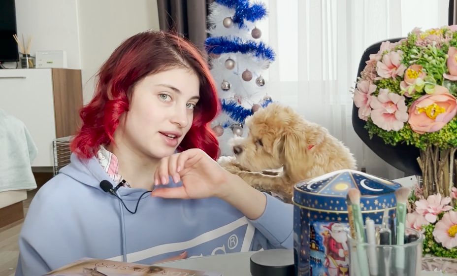 Алена Косторная снимает ролики для соцсетей. 
Фото: кадр из нового видео Алены Косторной в соцсетях