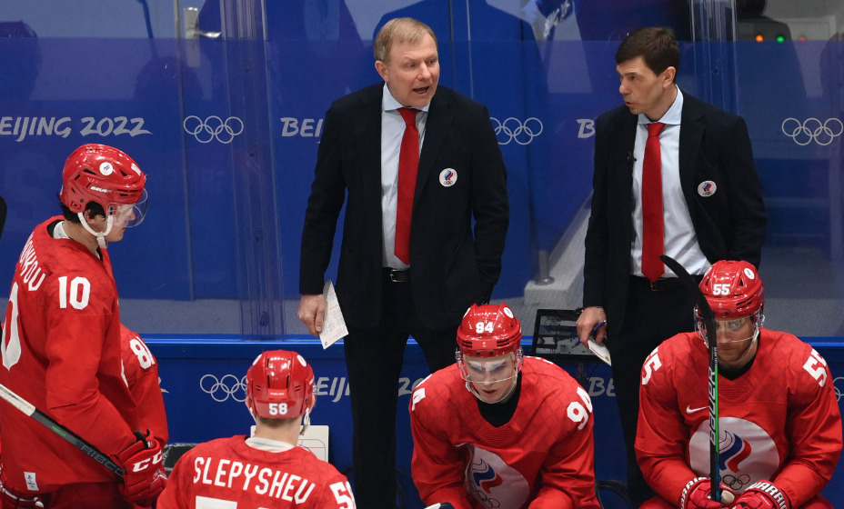 Главный тренер сборной России по хоккею Алексей Жамнов руководит игрой. Фото: Reuters