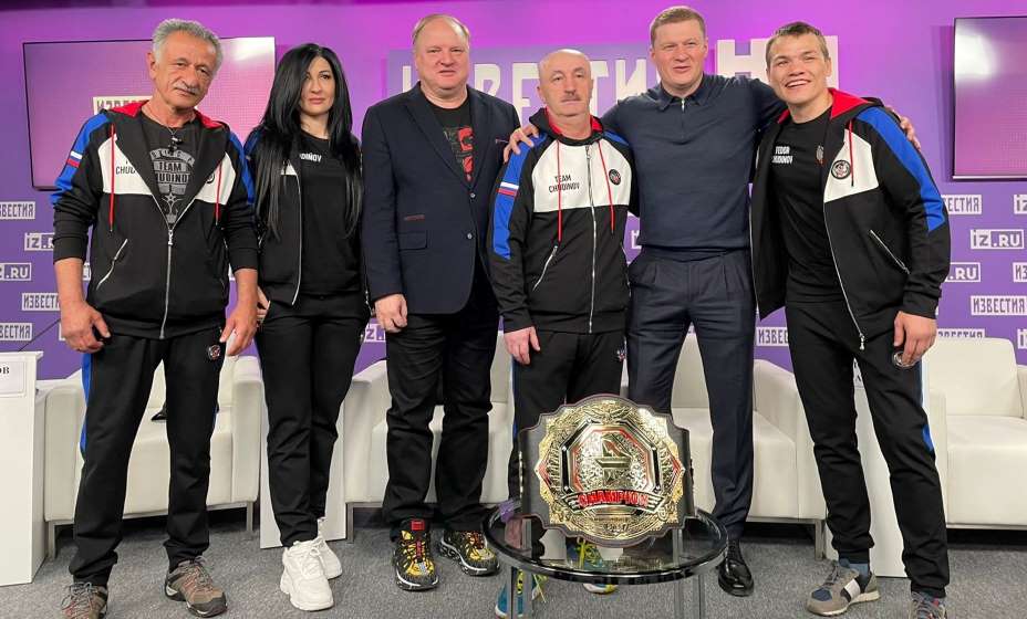 Федор Чудинов (первый справа) со своей командой, промоутером Владимиром Хрюновым (третий слева)и Александром Поветкиным (второй справа). Фото: Денис Акинин