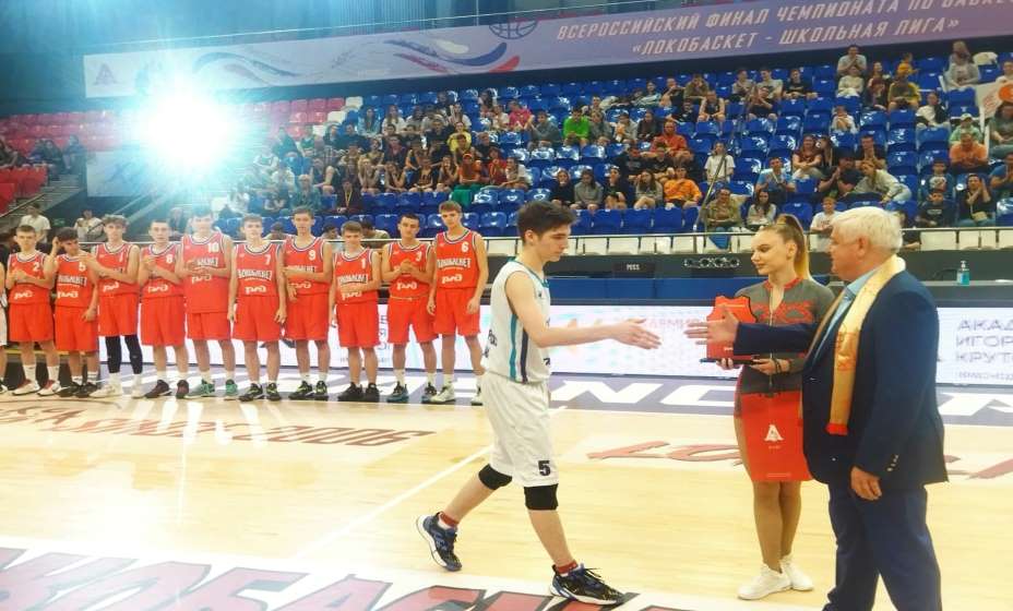 Лучшие баскетболисты получили заслуженные награды. Фото: «Локобаскет»