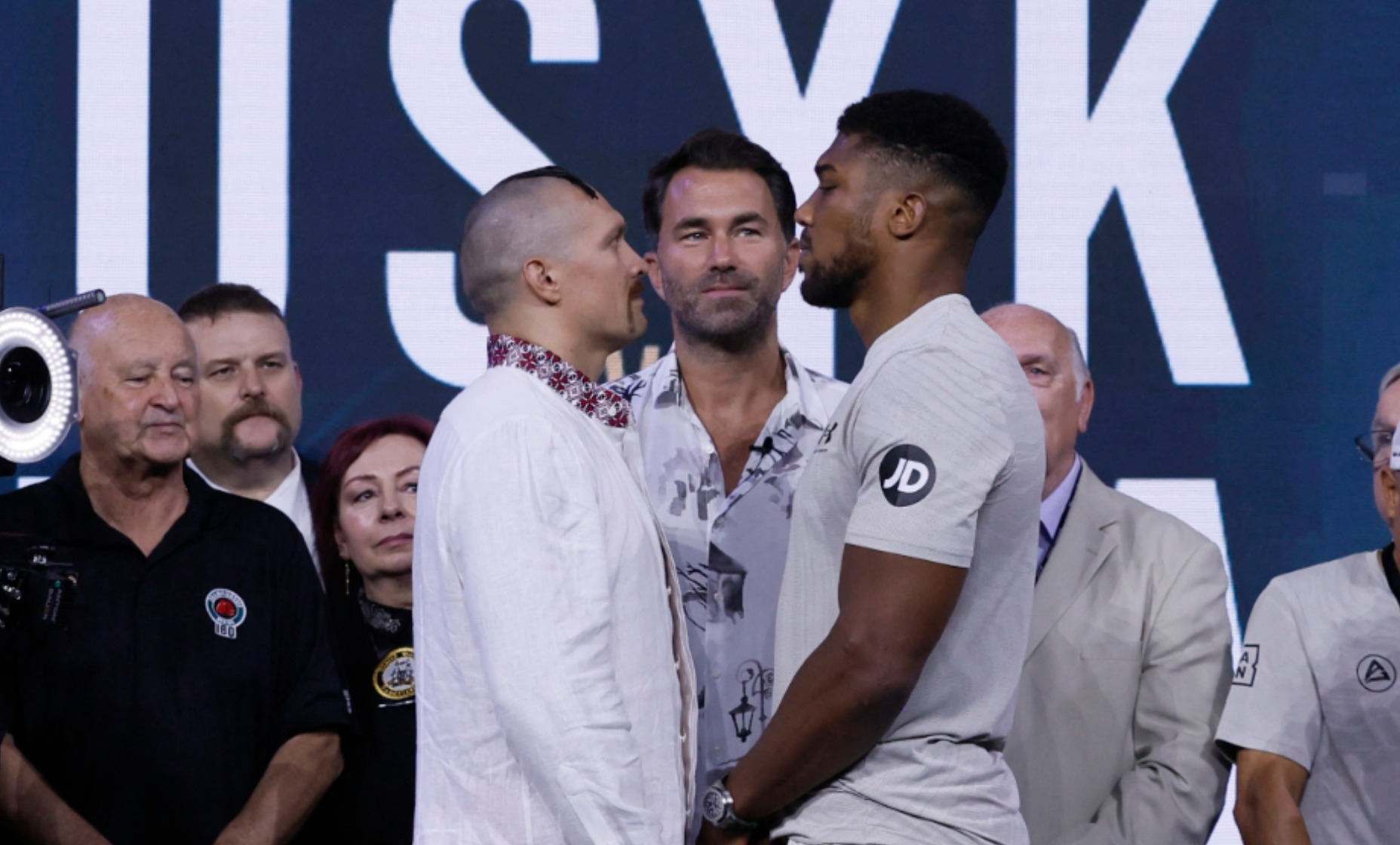 Александр Усик снова устроил шоу с переодеванием. Фото: Reuters 