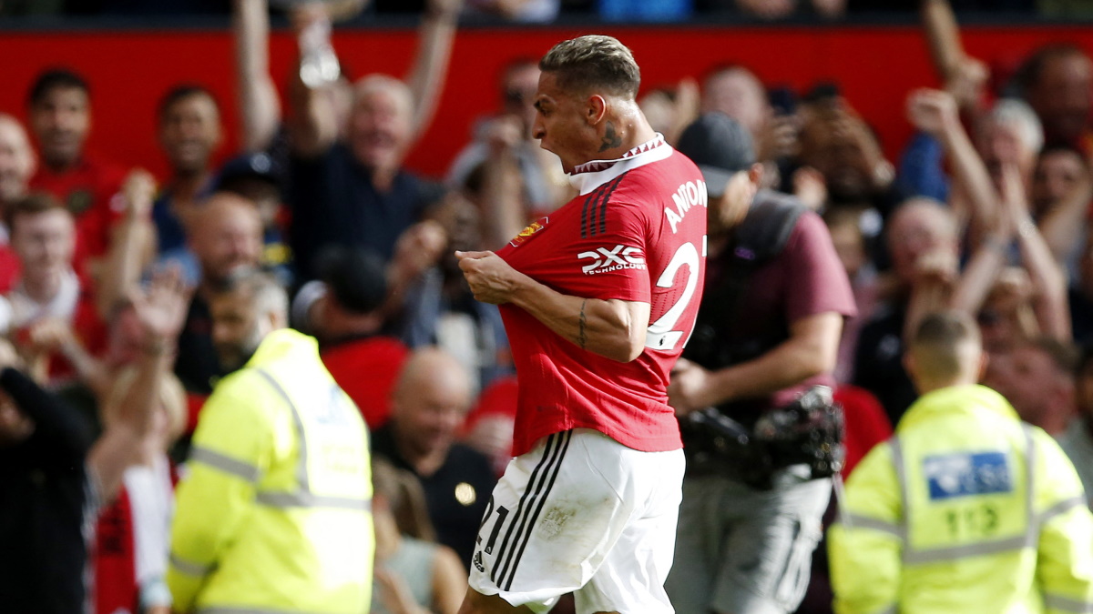 Антони празднует гол в матче 