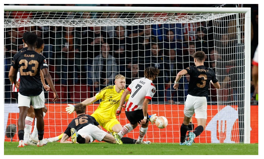 «ПСВ» и «Арсенал» пока никак не могут открыть счет. Фото: Reuters