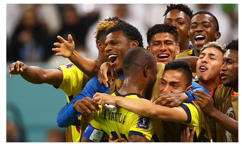 Партнеры по команде поздравляют Эннер Валенсию с дублем в матче открытия на ЧМ. Фото: Reuters