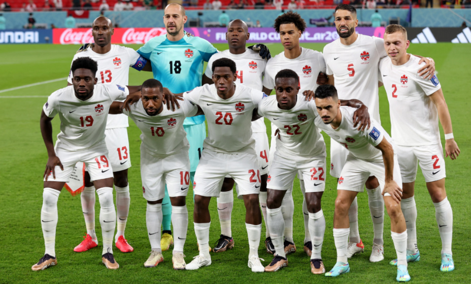 Сборная Канады теперь краснеет из-за своего тренера. Фото: REUTERS