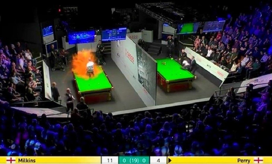 Активист испортил один из столов. Фото: Скрин трансляции турнира