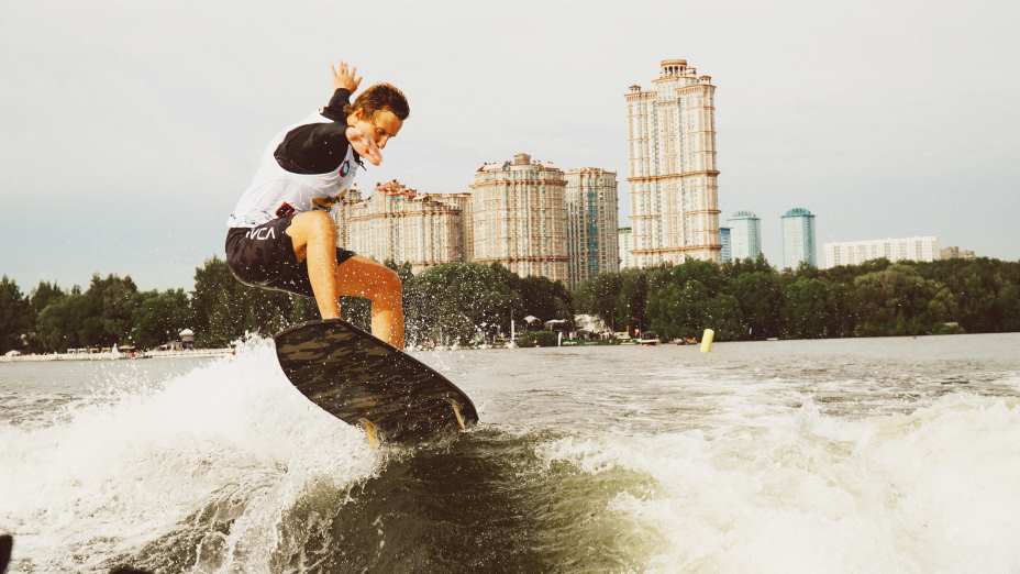 В Москве прошли соревнования по вейксерфингу. Фото: CWSA Ingrad Wakesurf Cup