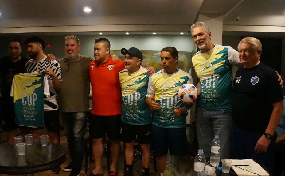 Председатель совета директоров футзального «Динамо» Юрий Заварзин и президент ФИФУСА Жоао Лейте (второй справа). Фото: Кирилл Серов, КП