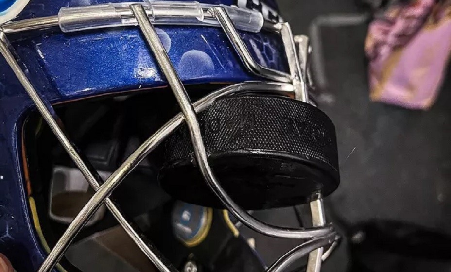 Шайба едва не оставила Крала без глаза. Фото: ХК «Били Тигржи»