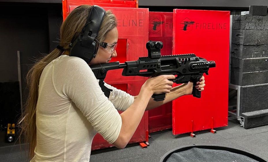 Загитова попробовала пострелять из винтовки и пистолета