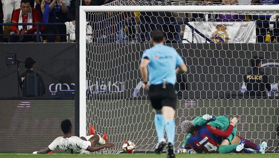Так нападающий «Реала» Винисиус забил второй мяч в ворота «Барсы» и стал героем Суперкубка Испании-2024. Фото: Reuters