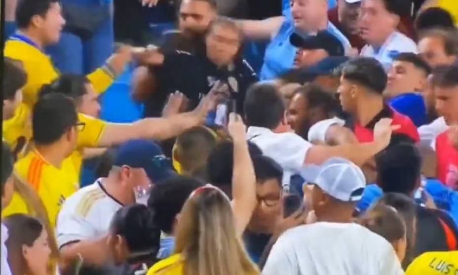 После матча Уругвай - Колумбия футболисты пошли биться с болельщиками на трибуну. Фото: Скриншот трансляции соцсети