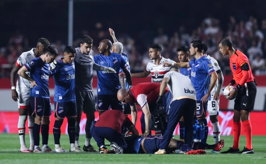 Игрок уругвайского «Насьоналя» Хуан Искьердо потерял сознание на поле. Фото: Getty Images